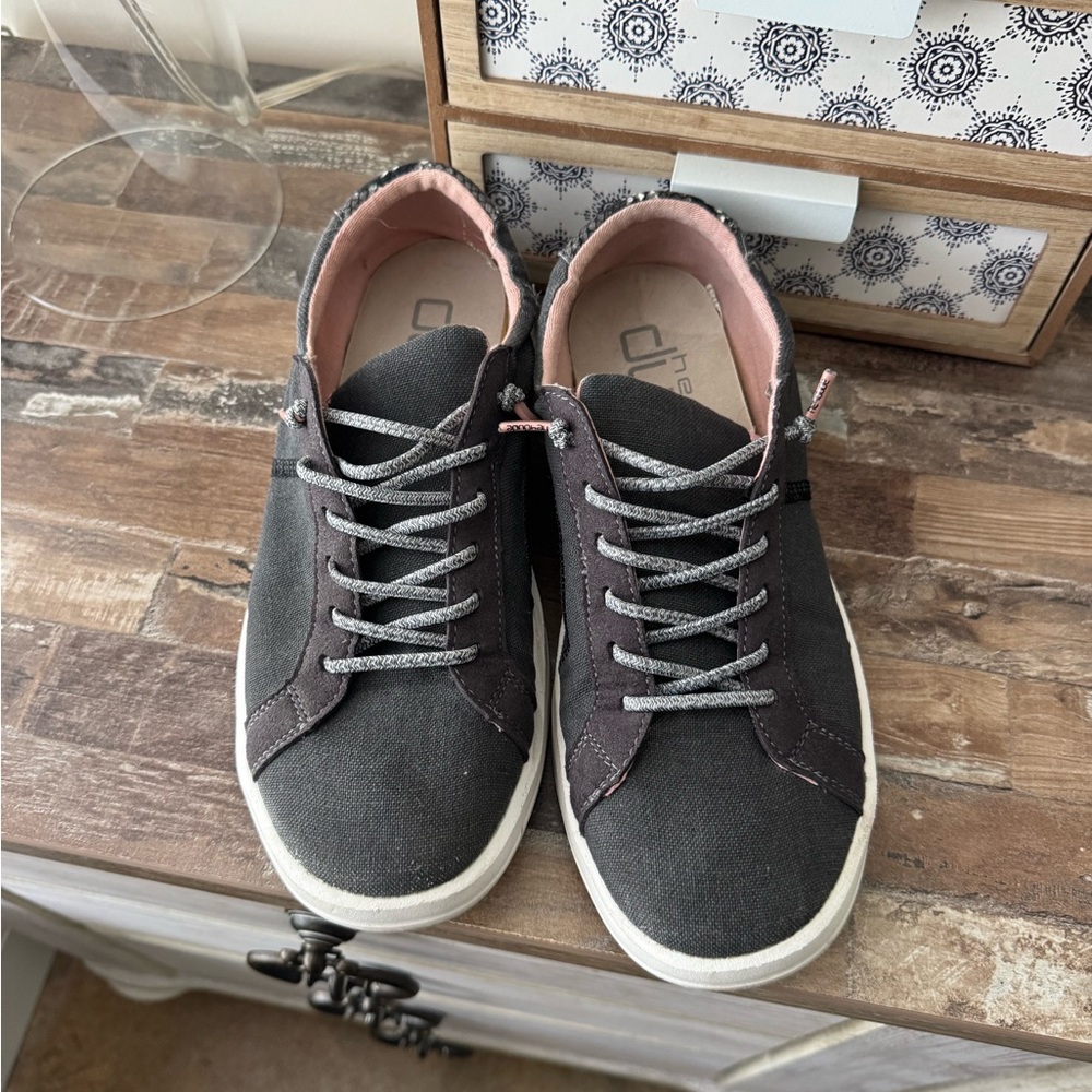 Hey dude Karina size 9